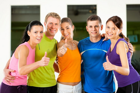 五人小组在健身房或健身俱乐部锻炼