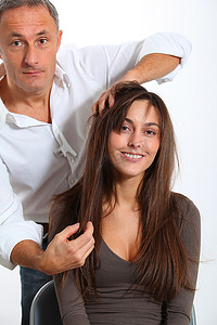 发型师吹头发摄影照片_美发师寻找女人&敏锐；S新发型