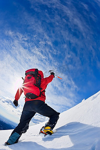 登山者登上白雪皑皑的山峰(HDR版本)。垂直框架。