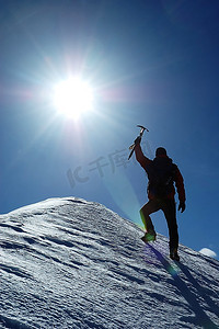 登月摄影照片_一位孤独的登山者登上了山顶