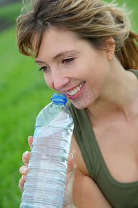 出水素果摄影照片_喝天然水的金发美女