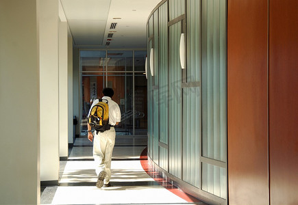 走在走廊上的学生，加拿大渥太华卡尔顿大学。