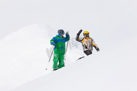 滑雪运动员和单板滑雪运动员在雪地里给了五个高山冬季景观，以期待下一场下坡赛