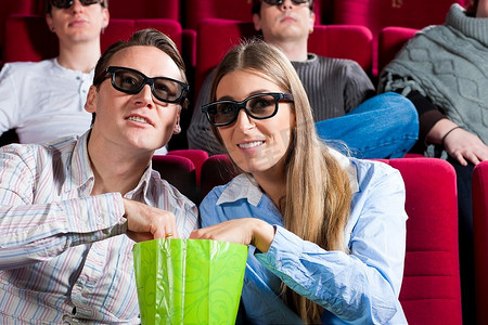 观影摄影照片_一对情侣在电影院观看3D电影