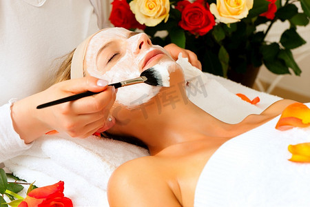 在美容或健康治疗过程中使用面膜或面霜的女性