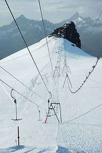 采冰摄影照片_冰川滑雪缆车;夏季滑雪胜地，采尔马特;瑞士。