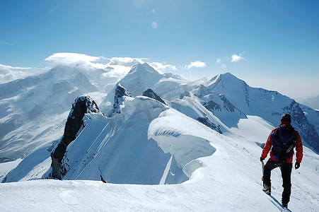 孤独的登山者，背景是欧洲西部阿尔卑斯山蒙特罗萨山的山峰和冰川