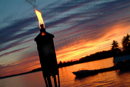 湖面前的提基火炬。