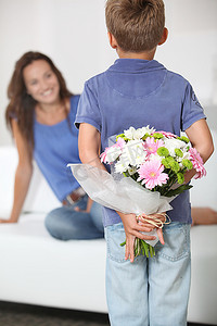S母亲节那天，小男孩给妈妈送花