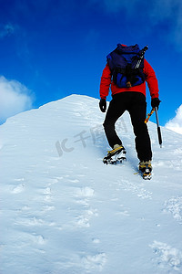 一位孤独的登山者登上了山顶