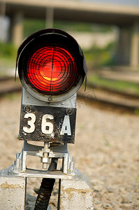酒驾警示摄影照片_火车铁轨旁的红色安全警示灯。