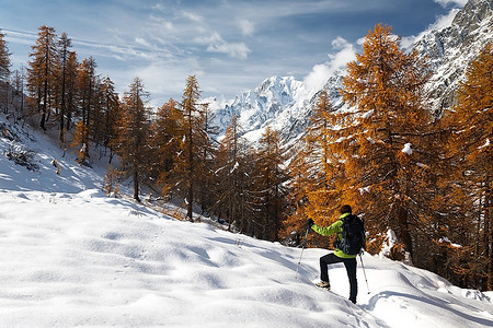 意大利勃朗峰冬日山景中的徒步旅行者