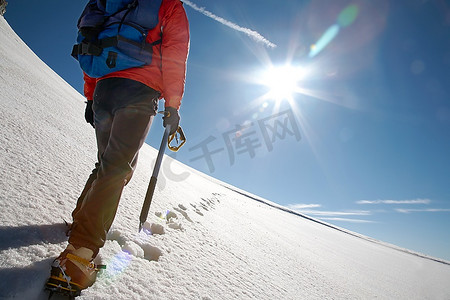 欧洲3摄影照片_孤独的男性登山者攀登白雪覆盖的山脊；勃朗峰，欧洲。