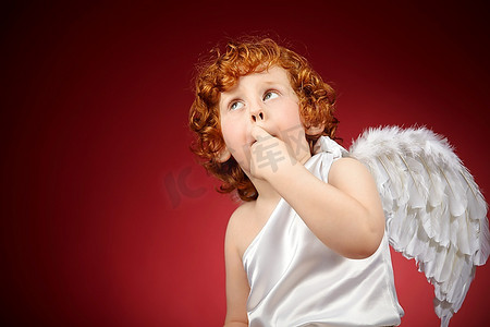 小男孩的肖像，后面有翅膀，背景是红色