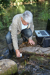 生物学家检测溪水水质