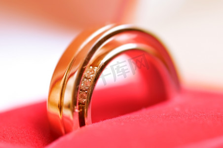 结婚金色摄影照片_打开的结婚戒指盒的特写