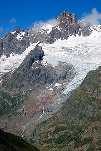 山脉景观：多岩石的山峰和大冰川。意大利，勃朗峰。
