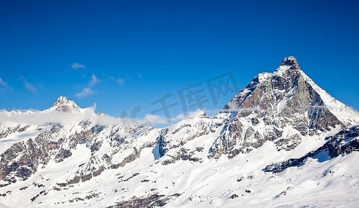 山西年摄影照片_意大利阿尔卑斯山西部马特宏峰的冬季南麓。