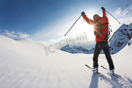 年轻的滑雪者伸出双臂越过意大利阿尔卑斯山的雪山景观；水平框架
