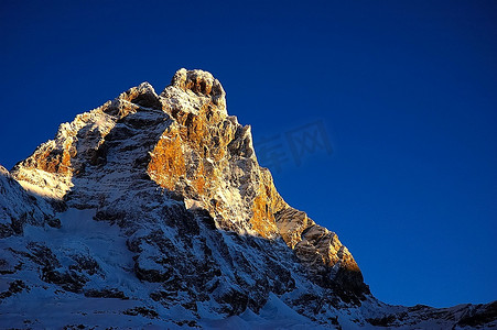 水冰月卡通摄影照片_冬天，瑞士西部阿尔卑斯山，马特宏峰的南面。