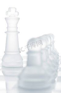 游戏输出摄影照片_一排棋子守卫着国王，从白色中切出来