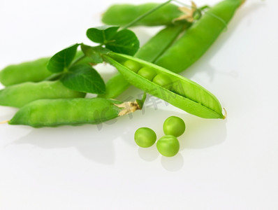 新鲜的绿色豌豆荚和白色背景的豌豆.荷兰豆豌豆