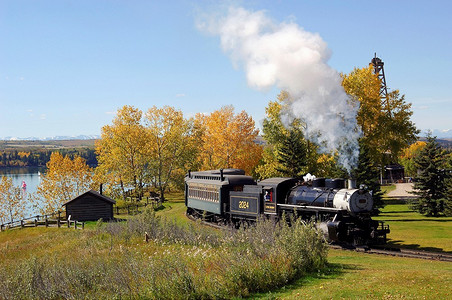 老式蒸汽机穿过加拿大卡尔加里的遗产公园。