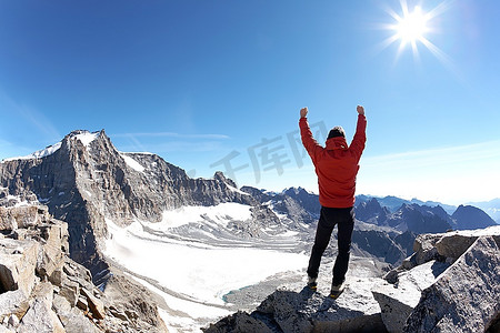 胜利的标志：登山者登上了山顶。大天堂国家公园，意大利