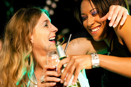 两个女性朋友在酒吧或夜总会喝酒