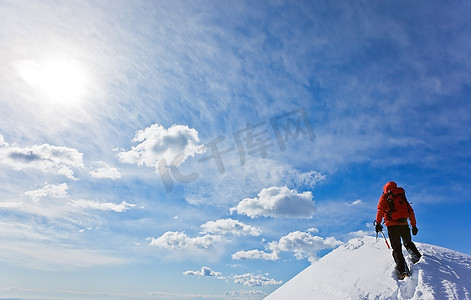 登山者登上白雪皑皑的山峰。水平框架。