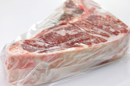 冷冻摄影照片_用塑料包裹的冷冻肉