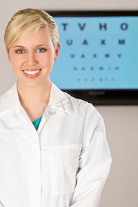 一位美丽的女配镜师在身后拍摄了一张电子眼科测试表，没有对焦。