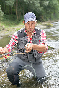 河中渔民手持苍蝇钓竿