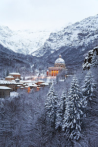 意大利皮埃蒙特比埃拉奥罗帕著名的山区避难所的冬景。