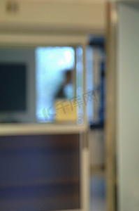 医疗窗口摄影照片_医院治疗室的焦点外视图。