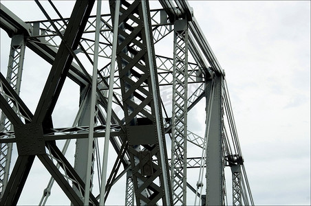桥上的梁和框架结构。