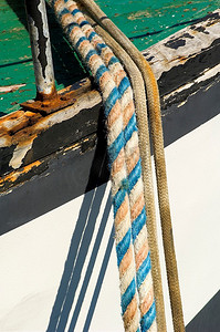 绳索系在渔船上的皮尔身上。