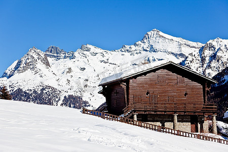 雪山风景如画的山间木制度假屋，西阿尔卑斯山，山谷和急性；奥斯塔，意大利，欧洲