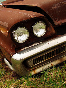 锈迹斑斑的废弃旧车。