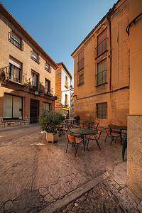 历史的摄影照片_西班牙托莱多历史街区的街头餐厅