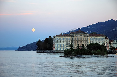 月出越过湖边的一座古老的意大利别墅；意大利马焦雷拉戈尔。