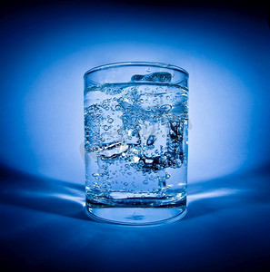 一杯水与冰在深蓝色背景