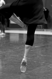 准备动作摄影照片_芭蕾舞演员在演播室里练习舞蹈动作。