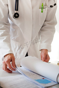 医生阅读患者档案
