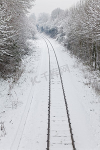 积雪覆盖的铁轨绕过一个角落向远处延伸
