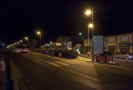 夜幕降临摄影照片_夜幕降临的维拉西米斯街景，意大利撒丁岛