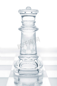 玻璃国际象棋女王站在船上，白色背景下的剪裁