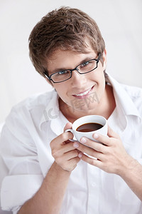一个年轻人的肖像，手里拿着一杯咖啡