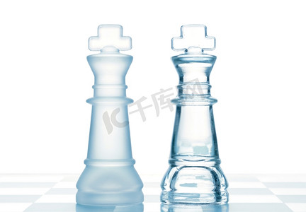 象棋玻璃透明的国王被孤立在白色上