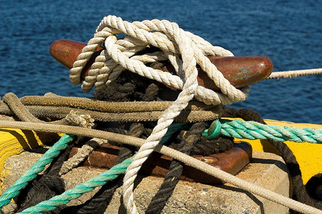 钓鱼码头上系在夹板上的各种绳索。
